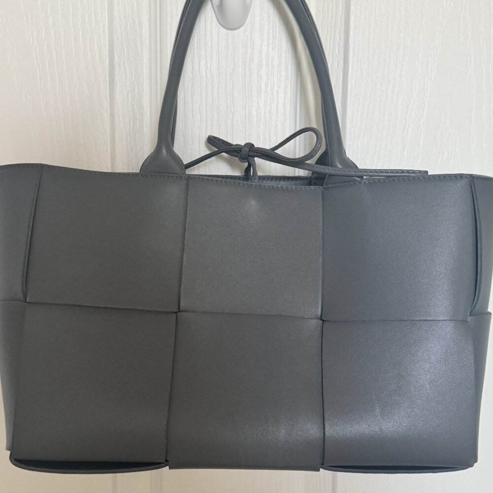 BOTTEGA VENETA INTRECCIATO ARCO TOTE SIZE MEDIUM,  EUC - Picture 3 of 10